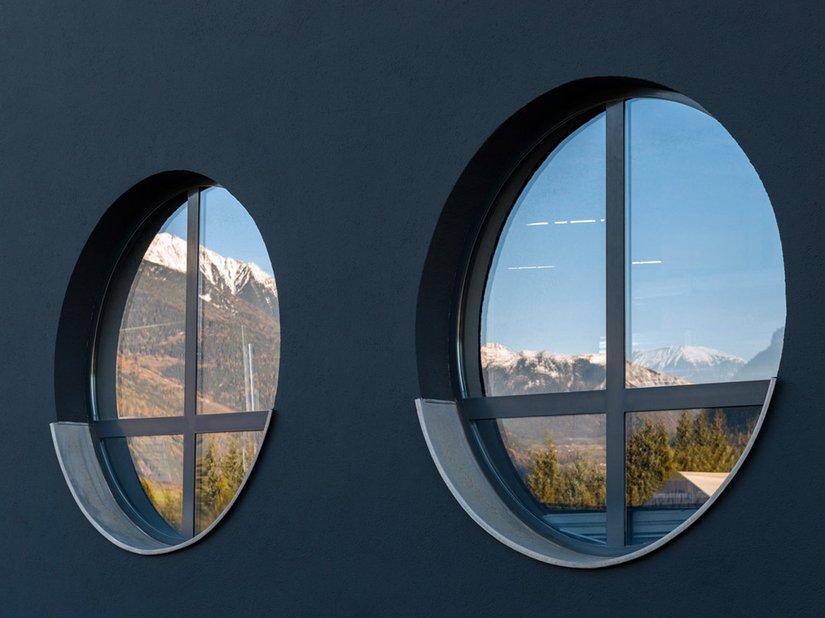 Die dunkle Fassade bleibt auch bei hohen Temperaturen kühl.