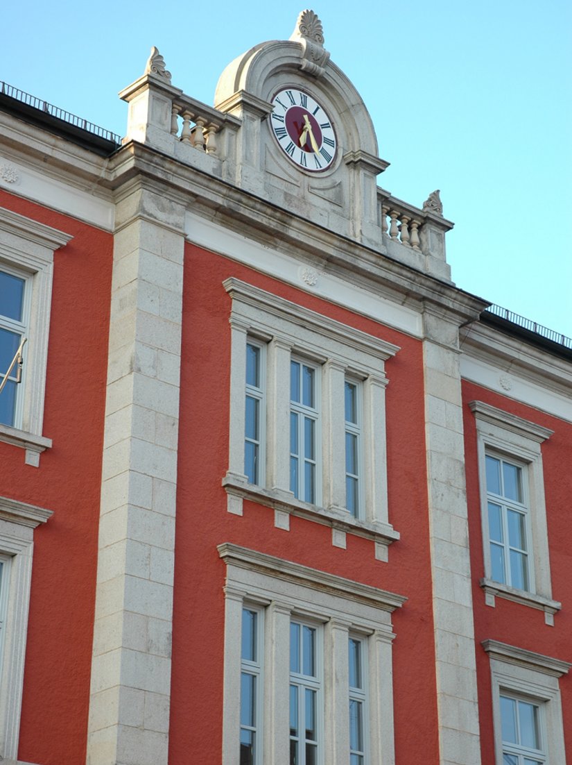 <p>Scala Farbtöne: Fassade: Sonderfarbton 2, Gliederung, Sockel: Naturstein, Fenster: 75.03.12 (RAL 7035)</p>