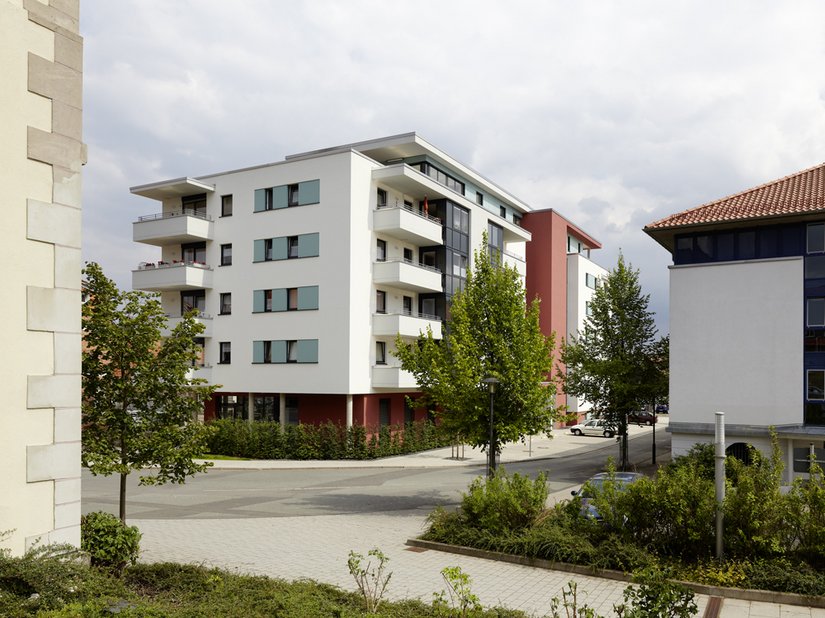 Die Braustraße 1a liegt zwischen der Innenstadt und dem Busbahnhof und bietet die Vorzüge städtischen Wohnens sowie den Blick über die Stadt, hinein in die umliegende Landschaft.