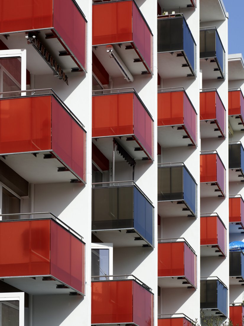 <p>Die alten Balkonbrüstungen wurden durch rotes Plexiglas ersetzt, welches die neuen Balkonbrüstungen sehr modern erscheinen lässt.</p>