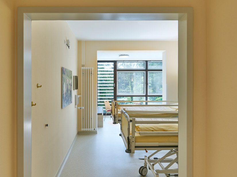 <p>Jedes Patientenzimmer wurde ausgebaut und bietet nun auch Raum für Elternbetten, welche tagsüber als Sofa genutzt werden können.</p>