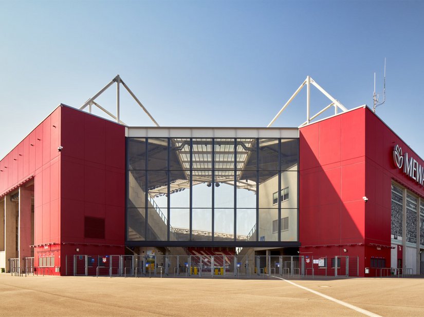 <p>Mit einer Kapazität von rund 33.500 Zuschauern ist die MEWA ARENA zwar nicht das größte Stadion in Deutschland, doch mit seiner markanten Vereinsroten Fassade definitiv eines der auffälligsten.</p>