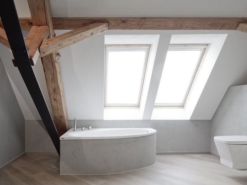 <p>Das geräumige Badezimmer bietet trotz der Dachschräge viel Platz. Zwei große Fenster sorgen für ausreichend Tageslicht.</p>