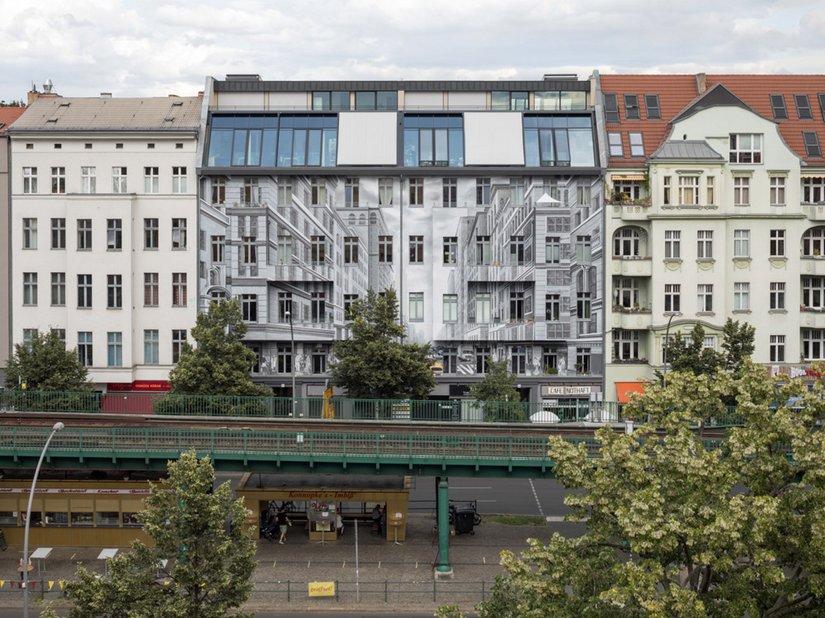 <p>Die Gestaltung bildet mit den vorhandenen Fenstern eine Einheit, wählt umgebungsharmonische Farbtöne und schafft gleichzeitig eine grandiose Tiefe, die die gesamte Straße bereichert.</p>