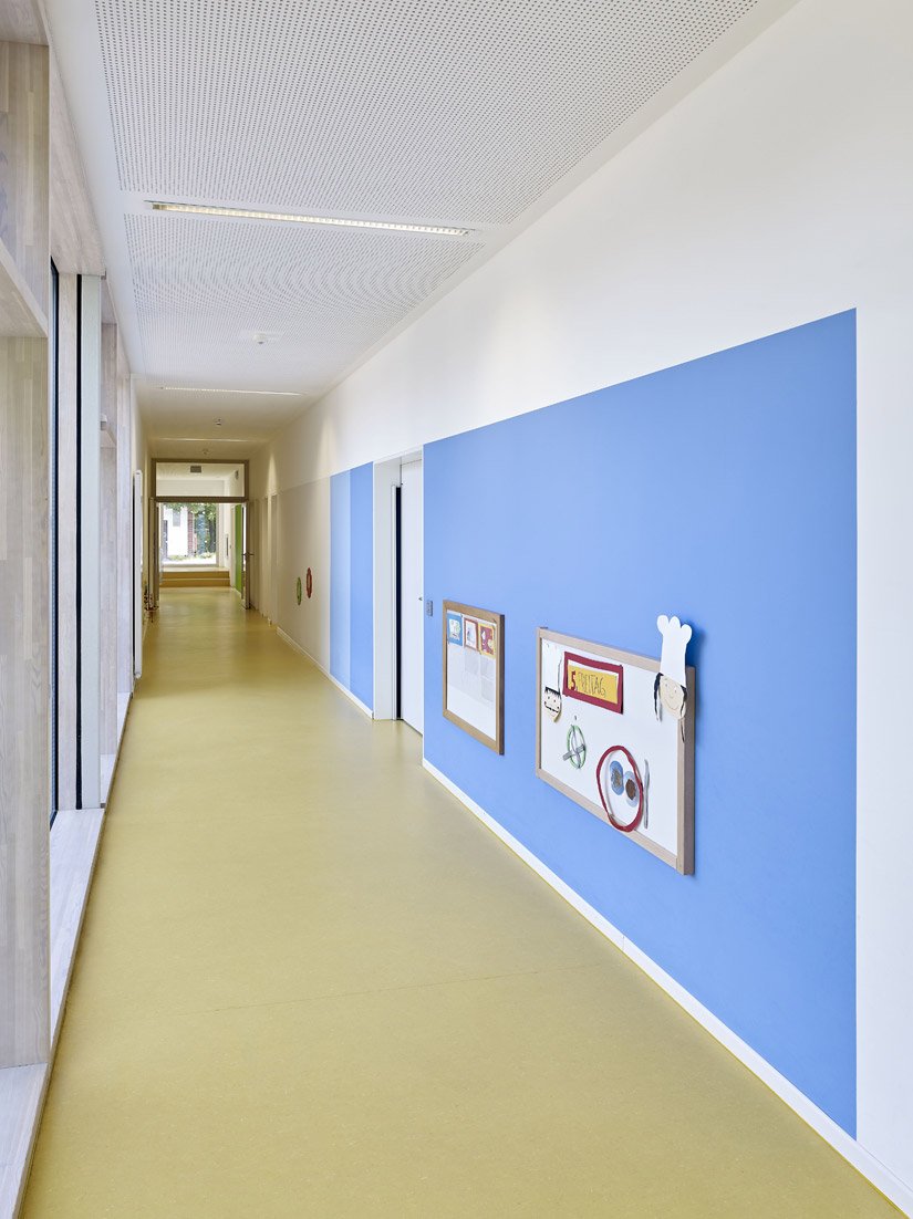 <p>Durch die tiefen Fenster wirken die Räume hell und freundlich.</p>