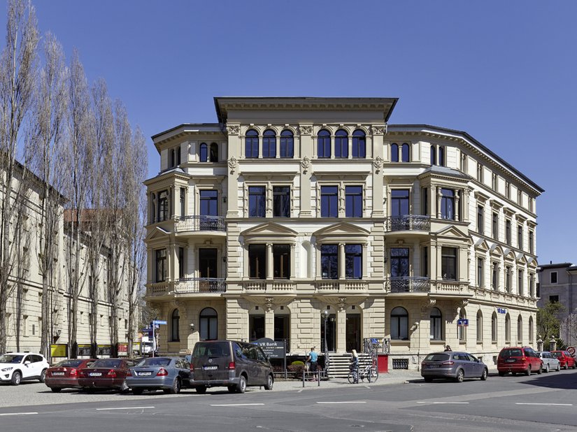 <p>Links sieht man die Längsfassade des 1908 vollendeten neoklassizistischen Deutschen Nationaltheaters, welches mit Thüringer Travertin verkleidet wurde.</p>