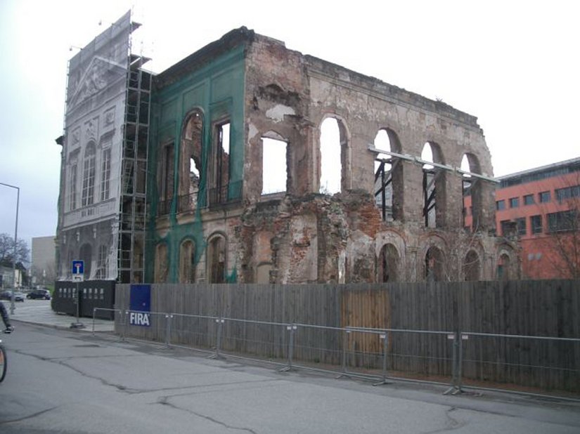 <p>Der Torso des Kurländer Palais im Dezember 2005: Der prominente Mittelrisalit auf der Gerüstabbildung gibt der Palastruine schon vor Baubeginn ein Gesicht.</p>