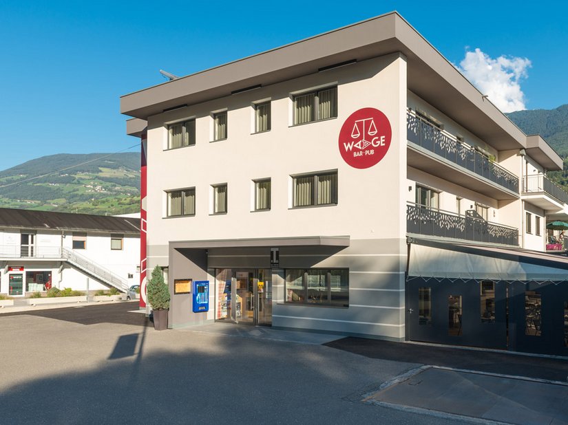 Die Farbgestaltung mit abgestimmten Sand- und Graunuancen gliedert sich perfekt ins Panorama von Brixen ein.