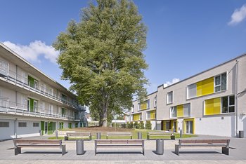 <p>Das Studentenwohnheim "Bei den Linden" in Osnabrück überzeugt mit heller, aufgelockerter Fassade</p>