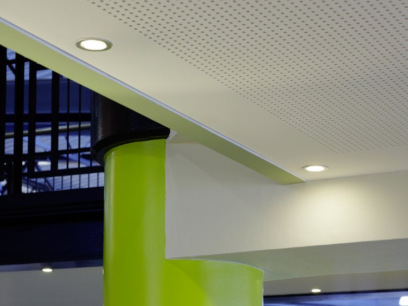 <p>Die matten halboffenen Räume bilden einen Kontrast zu den glänzenden Säulen, die die Flughafenhalle optisch von den Bistros und Läden trennen.</p>