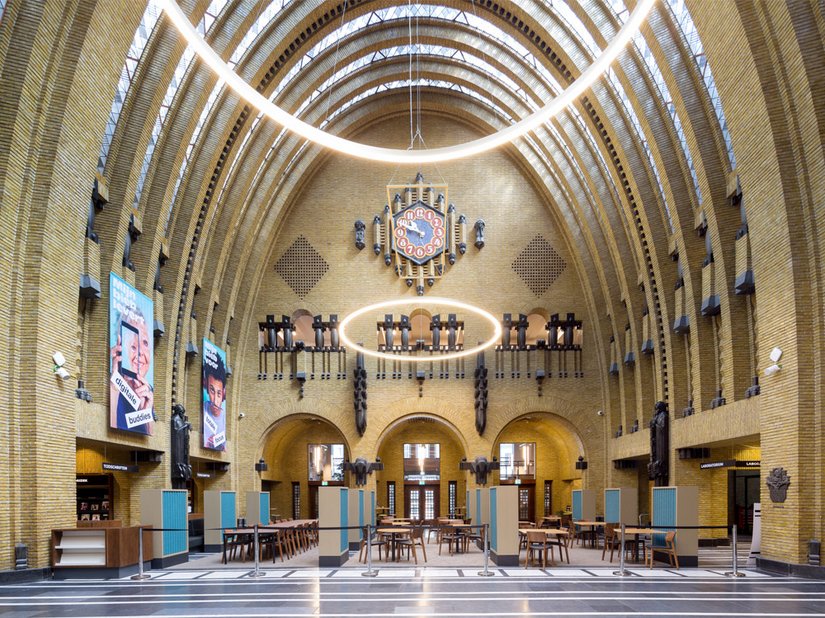 <p>Die parabelförmigen Glasbögen lassen die große Halle des ehemaligen Postamts in natürliches Licht tauchen.</p>