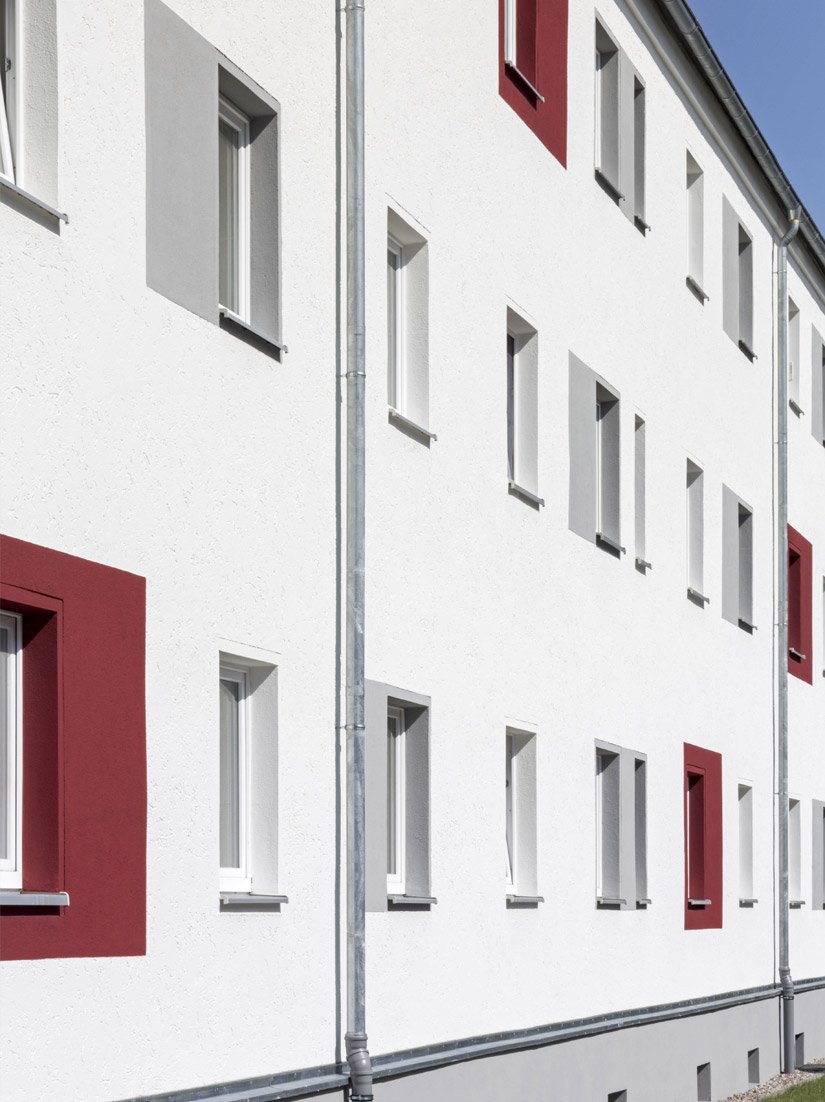 Wie eine Partitur wird die gleichtönige Reihung der Fenster durch graue Felder&nbsp;in Form von Fensterläden in verschiedene Richtungen geklappt.