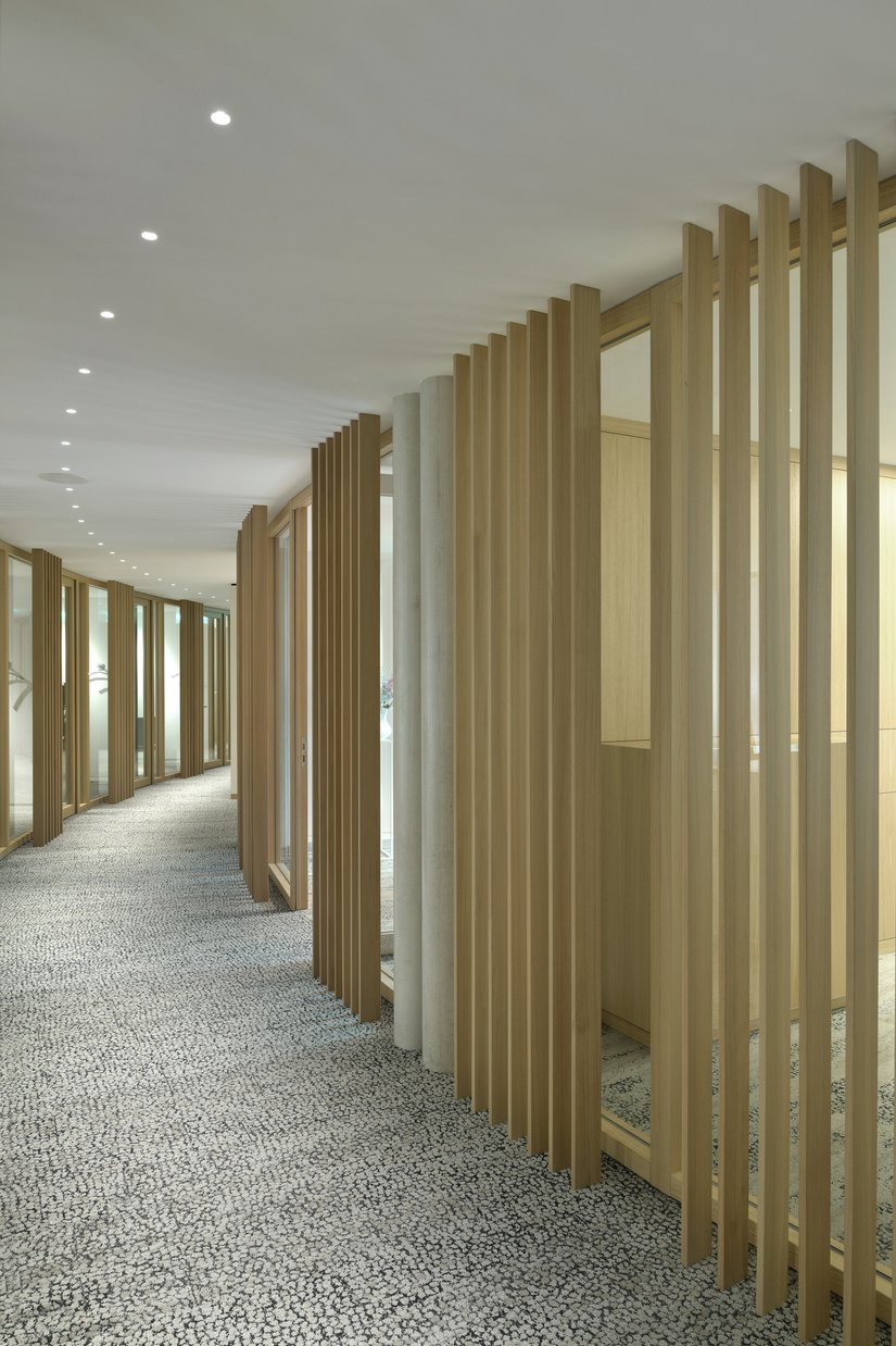 Der neue Anstrich an Decken- und Wandflächen bringt die Holzelemente besonders zur Geltung.