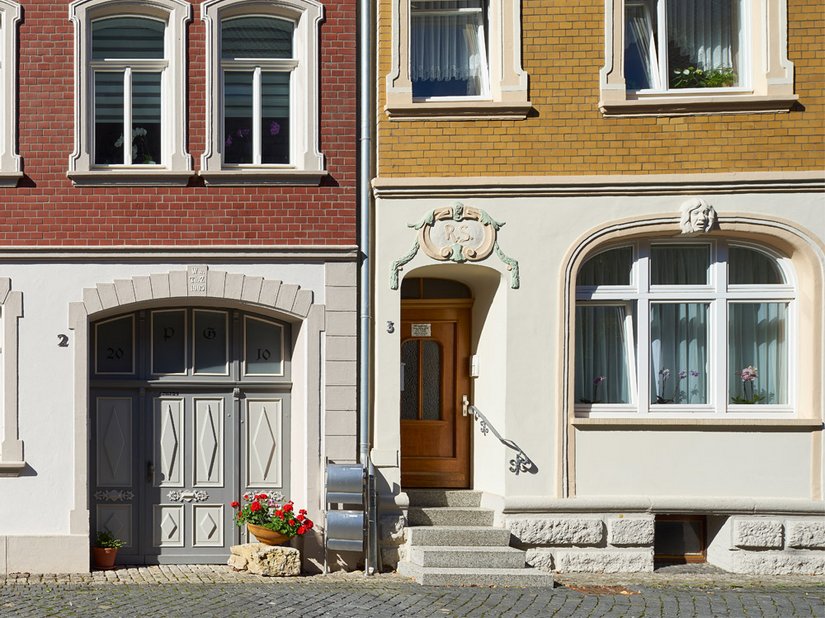 Für den Stuck bzw. die Fenstergewände wurden zwei Steintöne gewählt, die sich harmonisch in die Klinkerfassade integrieren und dennoch auffallen.