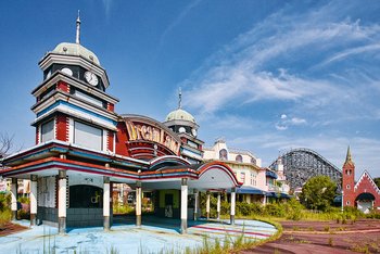 <p>Hereinspaziert ins Land der Träume: Das Eingangstor ist eine exakte Disneyland-Kopie; <i>Foto: Dawid Gusiak</i></p>