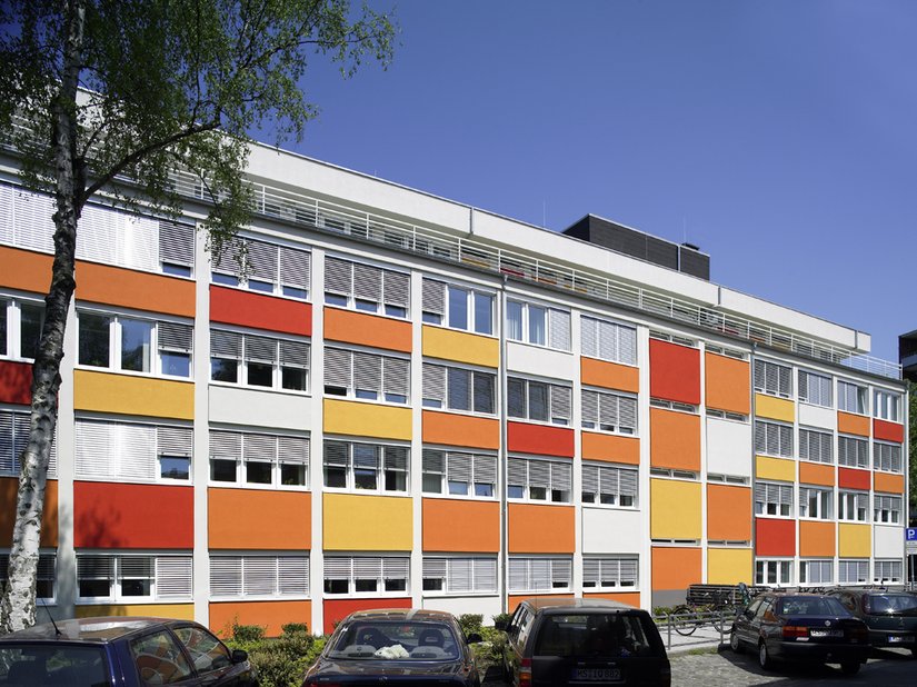<p>Freundlicher Farbklecks, ein Bürogebäude im Farbwandel.</p>