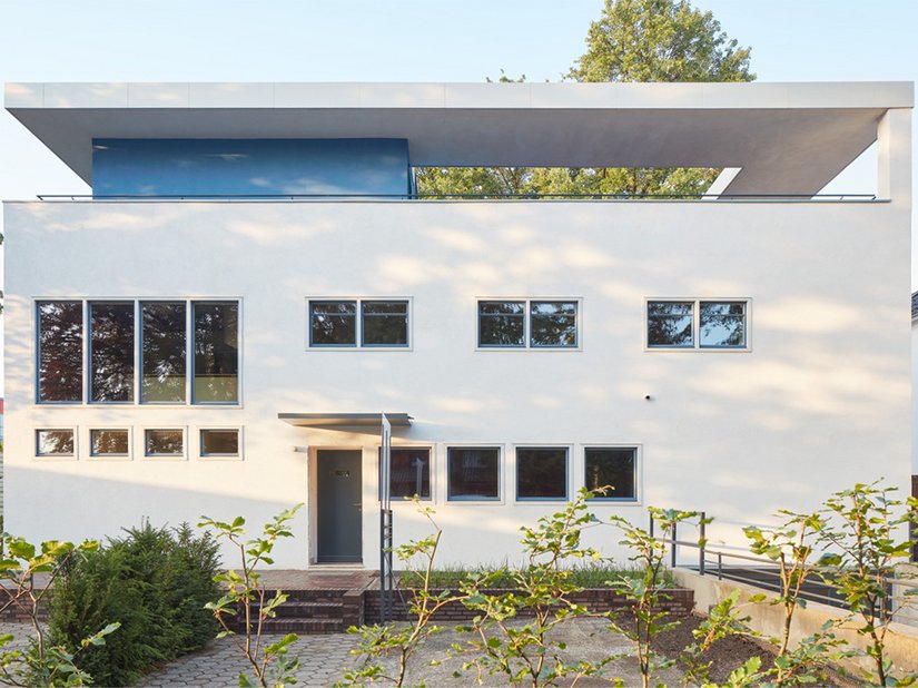 Heute sind die Bauhaus-Charakteristika von Haus Schneider wieder deutlich erkennbar. Beispielsweise das offene Flugdach, das Architekt Peter Dinse im Zuge der Restaurierung wiederherstellte.