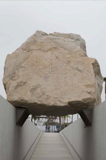 <p>The levitated mass Skulptur von Michael Heizer, Los Angeles County Museum of Art, (<em>Foto:</em> The Jon B. Lovelace Collection of California Photographs in Carol M. Highsmith’s America Project, Library of Congress, Prints and Photographs Division)&nbsp;</p>