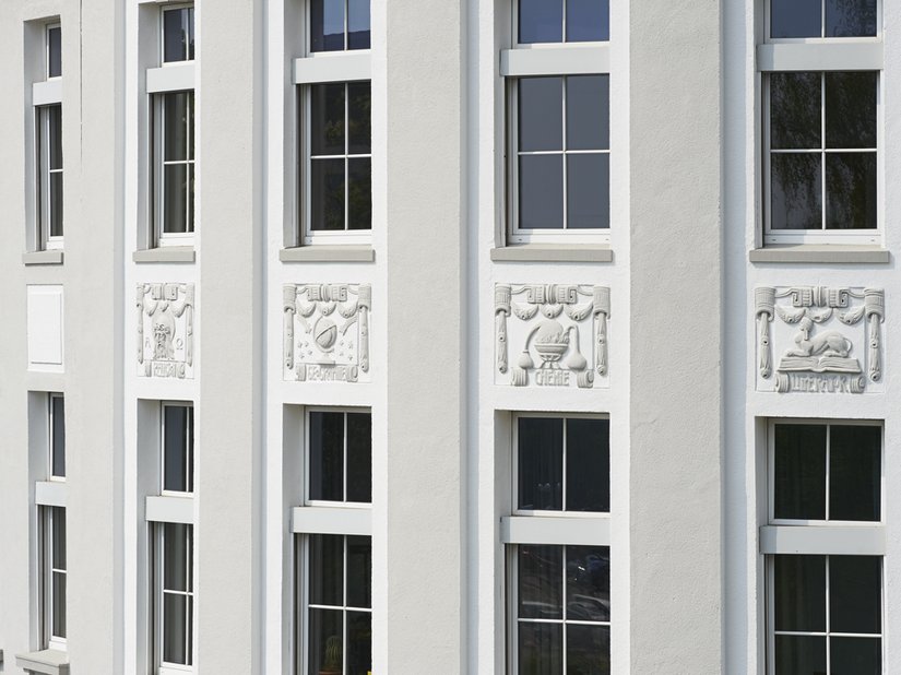 Das Gebäude erhielt eine durch Pilaster, Gesimse und stuckverzierte Brüstungsfelder gegliederte Fassade.