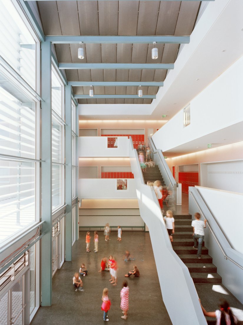 <p>Die dreigeschossige Eingangshalle verbindet Verwaltung, Schulleitung, Mensa und Fachklassen miteinander.</p>