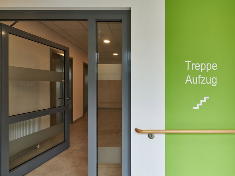 Es wurde versucht, den Menschen in dieser Pflegeeinrichtung Orientierung zu geben - über einfach gegliederte Baukörper, über Innenhöfe, Wegeführung, Materialstrukturen und Farbe.