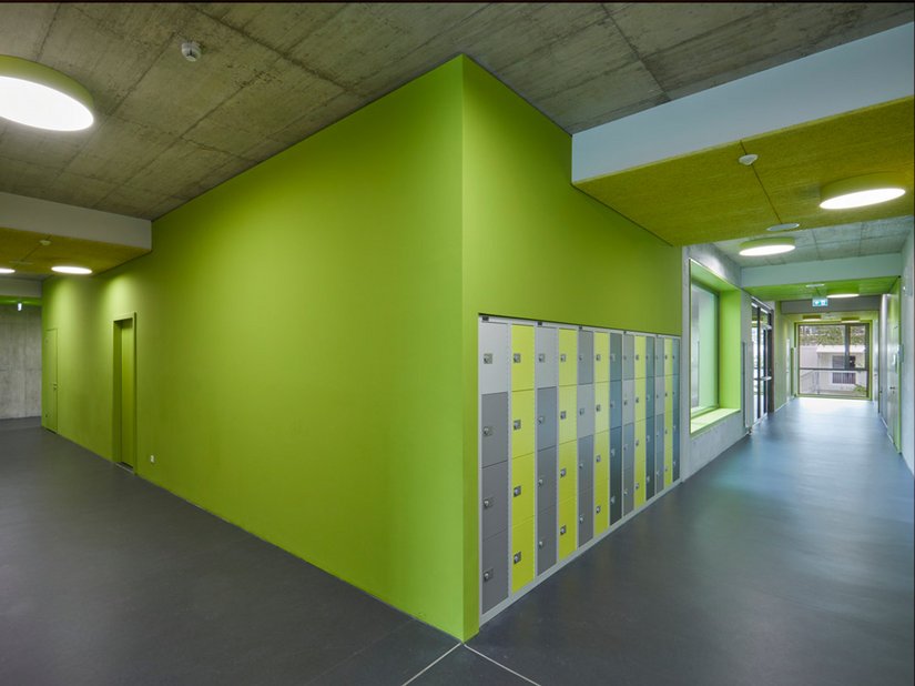 <p>In den Erschließungsflächen kennzeichnen gelbe und grüne Akzente Zugänge und Schließfächer.</p>
