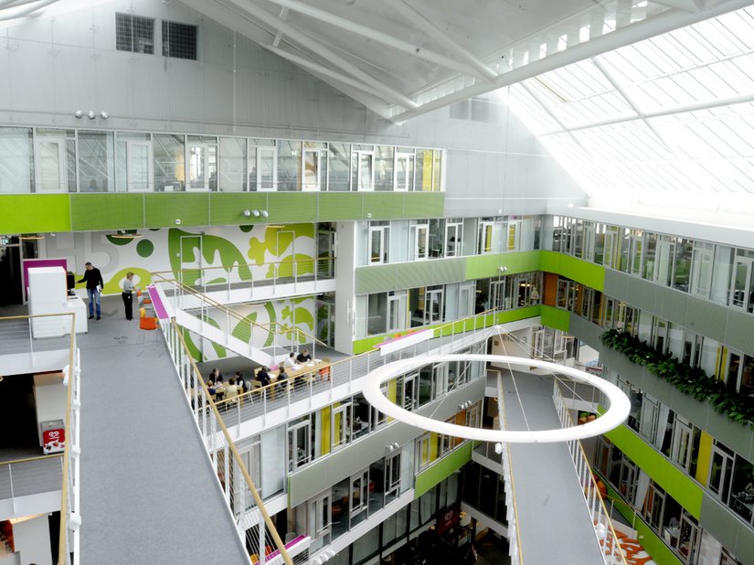 <p>Von der obersten Ebene des Unilever-Komplexes hat man eine gute Übersicht über den Innenhof.</p>