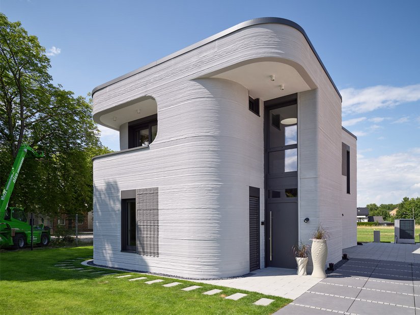 <p>Deutschlands erstes Haus aus dem 3D-Drucker: Runde Formen bestimmen das Bild. Nicht nur deshalb war ein Umdenken bei der Steinhoff GmbH nötig. Die aus der Nähe sichtbaren Strukturen mit stark ausgebildeten Vertiefungen stellten den Beckumer Malerbetrieb vor eine neue Herausforderung.</p>
<p>Foto: PERI</p>