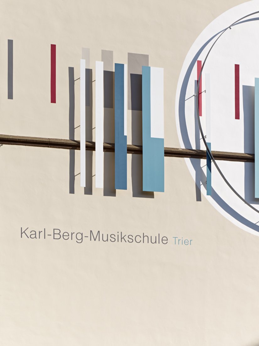 <p>Das dreidimensionale Kunstwerk an einer Seitenwand der Karl-Berg-Musikschule in Trier.</p>