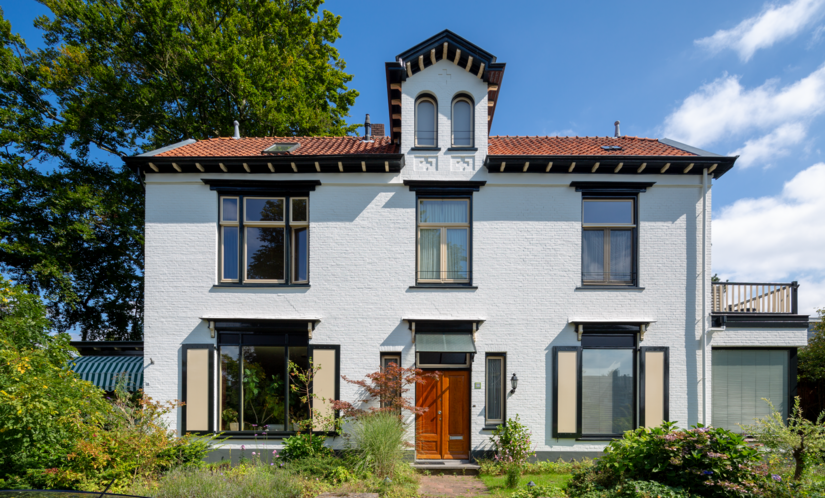 Flachverblender oder Holzbauteile: Analog zu den örtlichen Anforderungen entwickelte Gert Gerritsen gemeinsam mit Brillux das passende Produktkonzept für die Villa von 1906 in Velp.