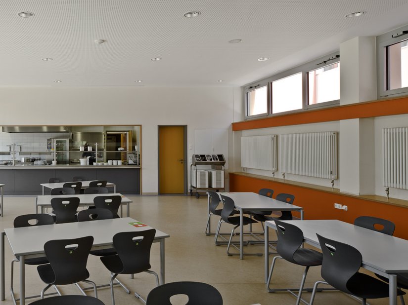 <p>Ein Blick in den Speisesaal - in Orange gestaltete Flächen regen den Appetit an.</p>