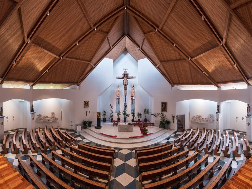 Der halbrund gestaltete Altarbereich bildet den Mittelpunkt der Pfarrkirche Maria Hilf.