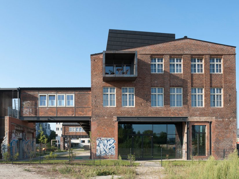 Blick auf die Nordfassade mit verglaster alter Zugausfahrt.