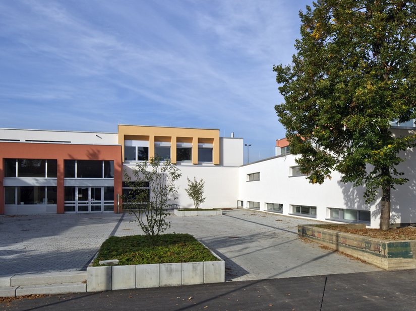 <p>Die Umbaumaßnahmen der Ganztagesgrundschule umfassten sowohl die Außenfassaden des Schulgebäudes und der Turnhalle als auch den gesamten Innenraum mit Möblierung.</p>