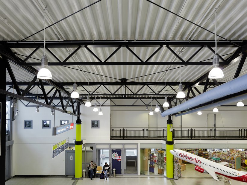<p>Nach den Umbau- und Modernisierungsarbeiten präsentiert sich das Terminal des Paderborn Lippstadt Airports mit deutlich verbesserter Infrastruktur und kurzen Wegen.</p>