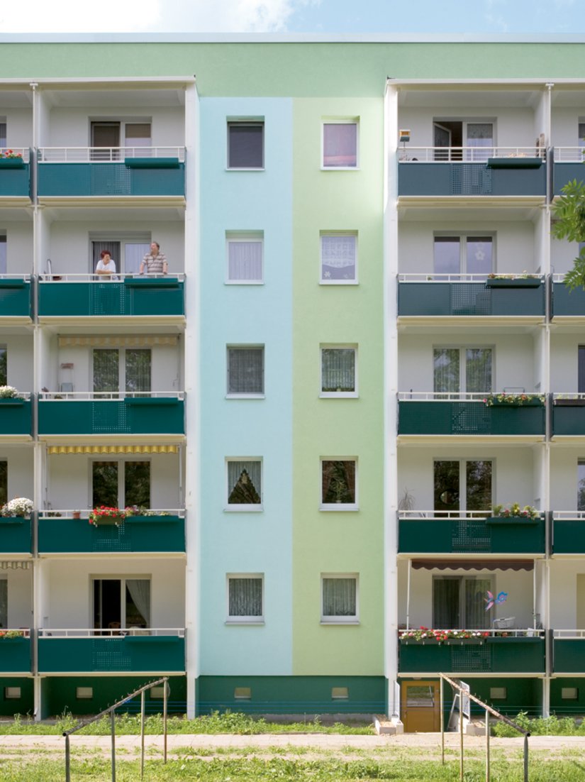 <p>Scala Farbtöne: Fassade: 66.12.06, 66.12.15, 72.12.12, 78.09.06, 81.09.12, 84.09.12, Durchfahrt: 66.09.18, 81.09.15, Segel: 66.12.06, 66.12.15, 72.12.12, 66.09.18, 93.03.06, 78.09.06, 81.09.12, 81.09.15, 84.09.12, 93.03.06, Giebel: 66.09.18, 66.12.15, 72.12.12, Sockel: 66.09.21, 78.09.21</p>