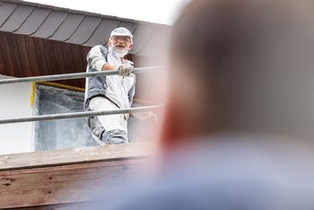 <p>Handwerk hält fit: In Windeseile klettert Wolfgang Mockenhaupt das Gerüst hoch. Oben angekommen, hat der 62-Jährige noch ausreichend Luft für ein paar Sprüche</p>