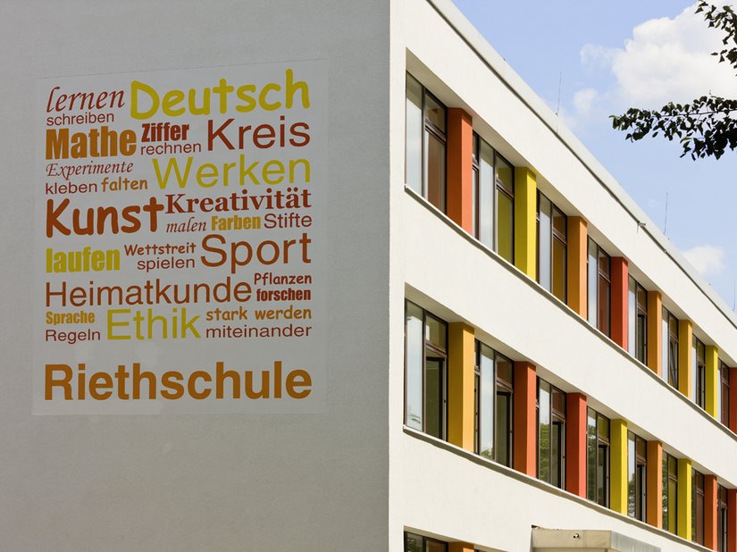 <p>Künstlerisch wird die Bestimmung der Schule auf der Fassade transparent.</p>