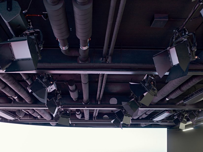 Leitungen, Kabel, Metallelemente, Beton, Trockenbau – dank der sehr guten Haftung und hohen Kantenabdeckung von Flex-Deck auf nahezu allen Untergründen ergibt sich ein harmonisches Gesamtbild. Durch die Beschichtung mit dem Airless-Spritzgerät erreichte das Team von Mensinger auch schwer zugängliche Bereiche.