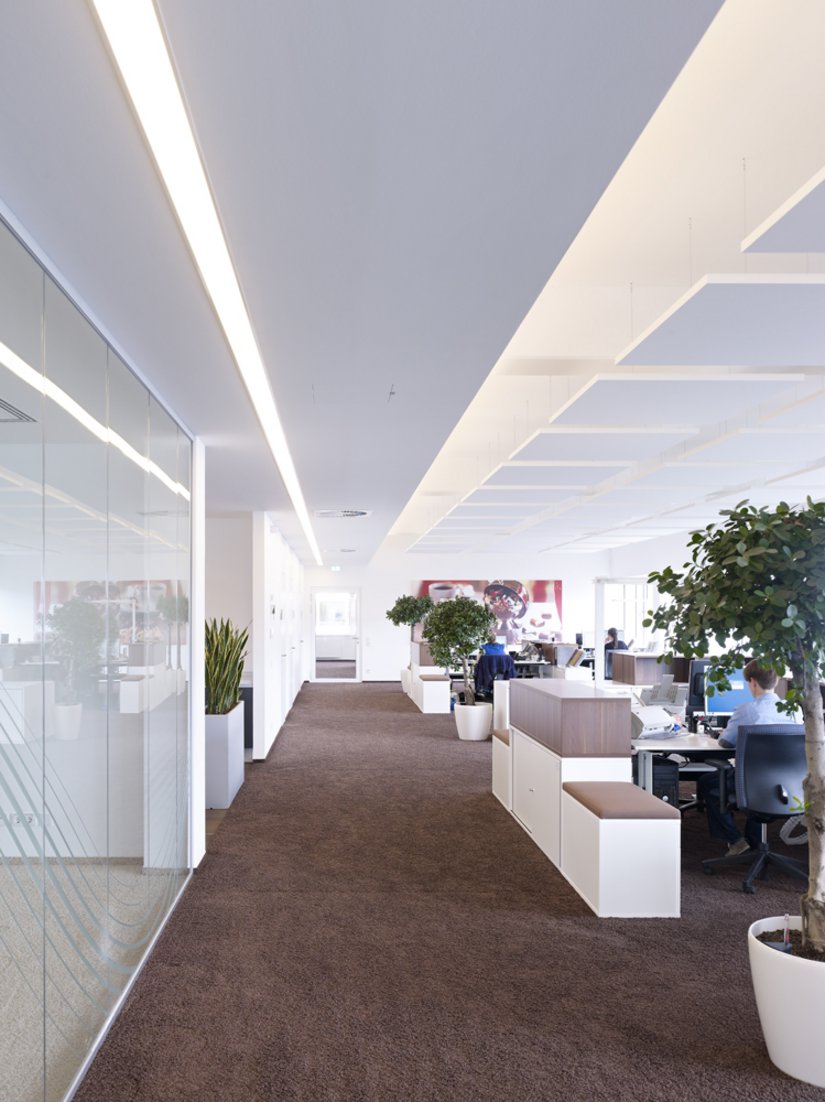 <p>Die Büroflächen sind funktional mit großen Kommunikationsinseln, Silent Rooms und Konferenzräumen ausgestattet.</p>