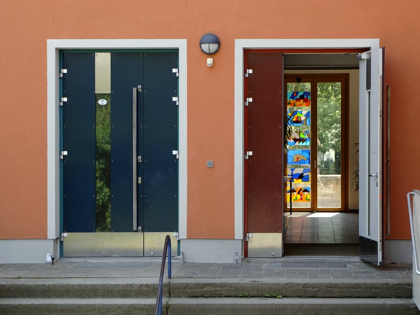 <p>Scala Farbtöne: Fassade: 21.15.18, Fassade Anbau: 69.18.15, Sockel: 03.03.15, Faschen: 03.03.12, Anbau Absetzton: 69.15.21, Eingangstüren: 72.15.30 (RAL 5020), 72.18.24 (RAL 5021), 30.18.33 (RAL 3004), 27.21.27 (RAL 3002)</p>