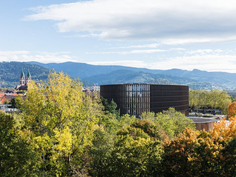 Das neue Rathaus Freiburg ist das erste Netto-Plusenergiegebäude dieser Art und Nutzung weltweit.