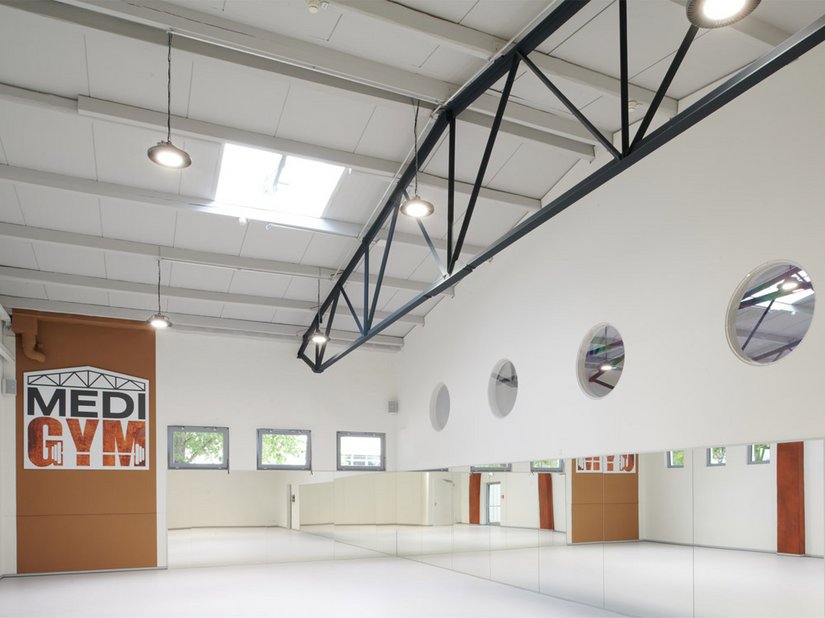 Umbau einer alten Industriehalle zum firmeneigenen Fitnessstudio: Im MediGym können die Mitarbeiterinnen und Mitarbeiter der MEDICE Arzneimittel Pütter GmbH &amp; Co. KG jederzeit kostenlos trainieren.