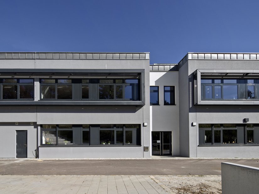 <p>Bei der Komplettsanierung der Johann-Brunner-Mittelschule in Cham wurden die Schulgebäude energetisch ertüchtigt und barrierefrei ausgebaut.</p>