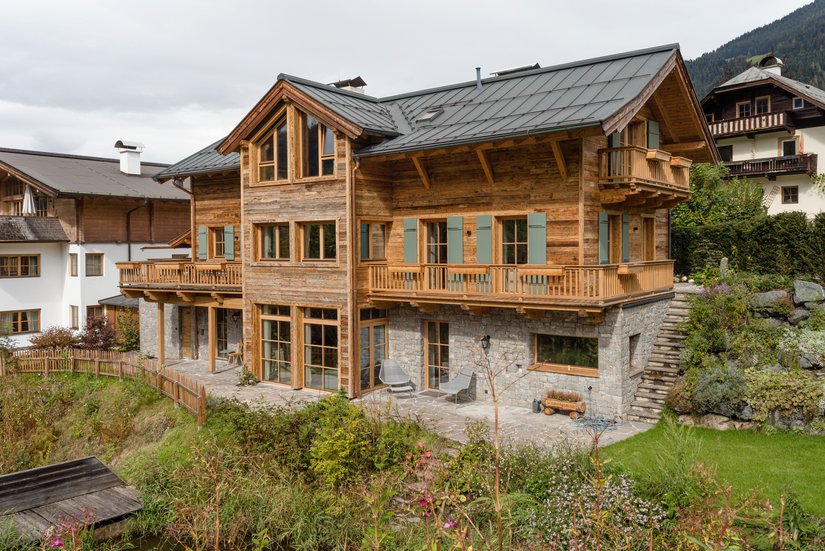 Für das Einfamilienhaus in Kitzbühel wurden regionstypisch überwiegend Holz und Stein als Baumaterialien eingesetzt.