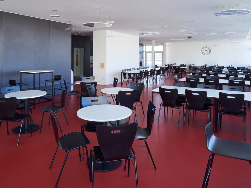 Die neue Cafeteria bietet ein schönes Ambiente.