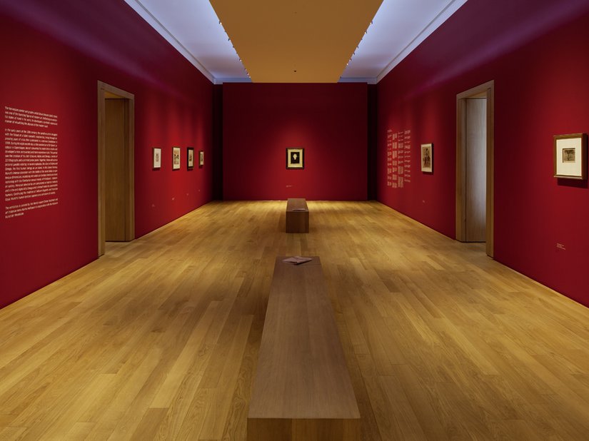 <p>Die Wände werden passend zur Ausstellung farblich verändert: Edvard Munch in Rot gebettet.</p>