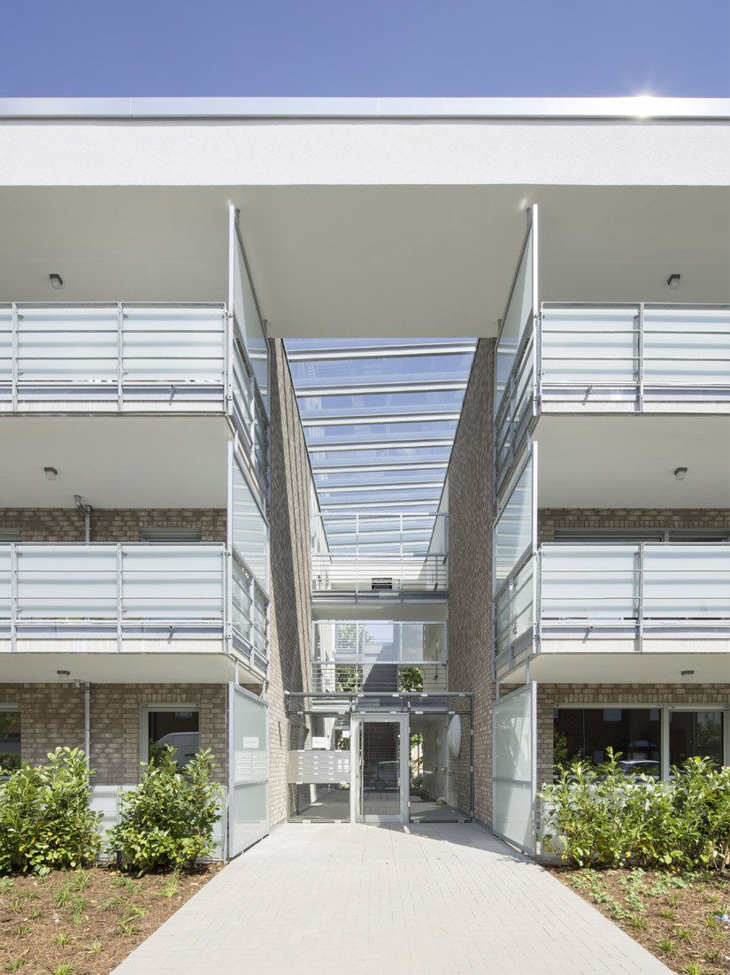 Für das Treppenhaus-Atrium wurde der Baukörper geschosshoch eingeschnitten.