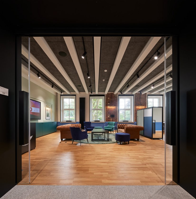 Kräftig gestaltete Wandflächen, freigelegte Backsteinwände und eine funktionale wie ästhetische Einrichtung: In der Start-Up-Lounge Herford fügen sich diverse Design-Elemente zu einem stimmigen Gesamtkonzept.