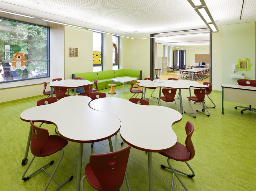 <p>Die Klassen werden von kräftigen Grün- und Rottönen bestimmt. Die geometrische Form der Tische bietet hohe Flexibilität im Unterricht.</p>